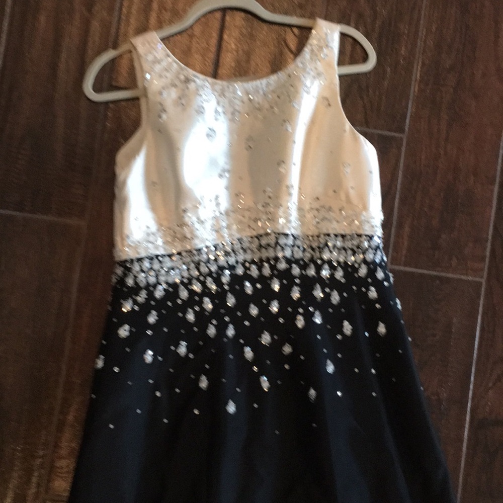 Stunning Kay Unger ivory black beaded high low